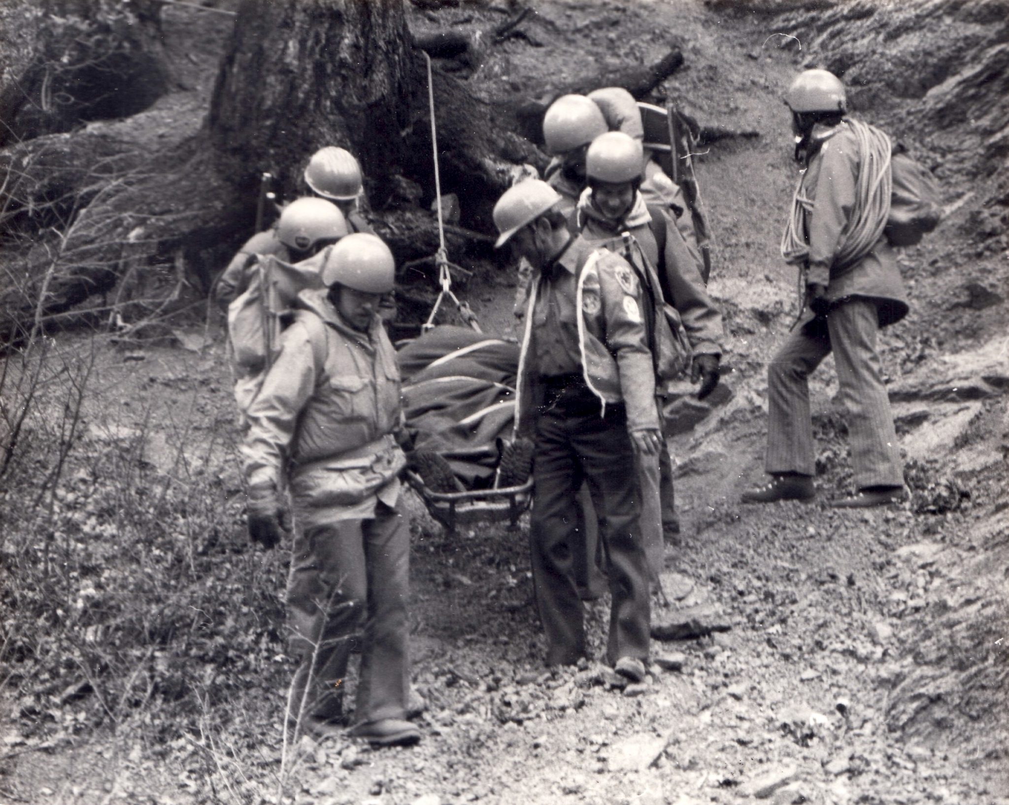 EPCSAR_Skee_Photos_1973_CheyenneCanyonTraining-23-2-2048x1635 people walking with a litter on a rope